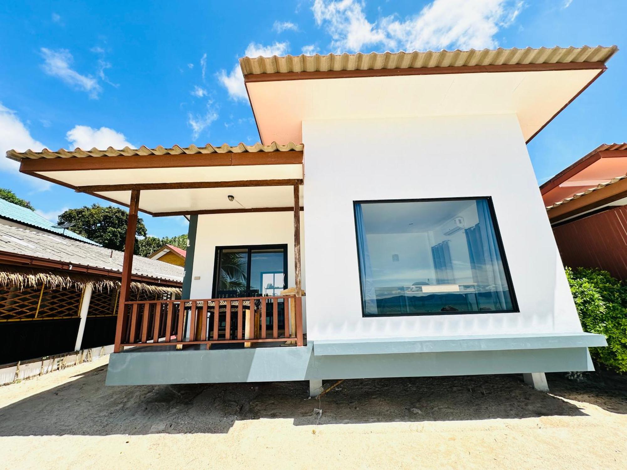 The Scenery Beach Resort Baan Khai Bagian luar foto