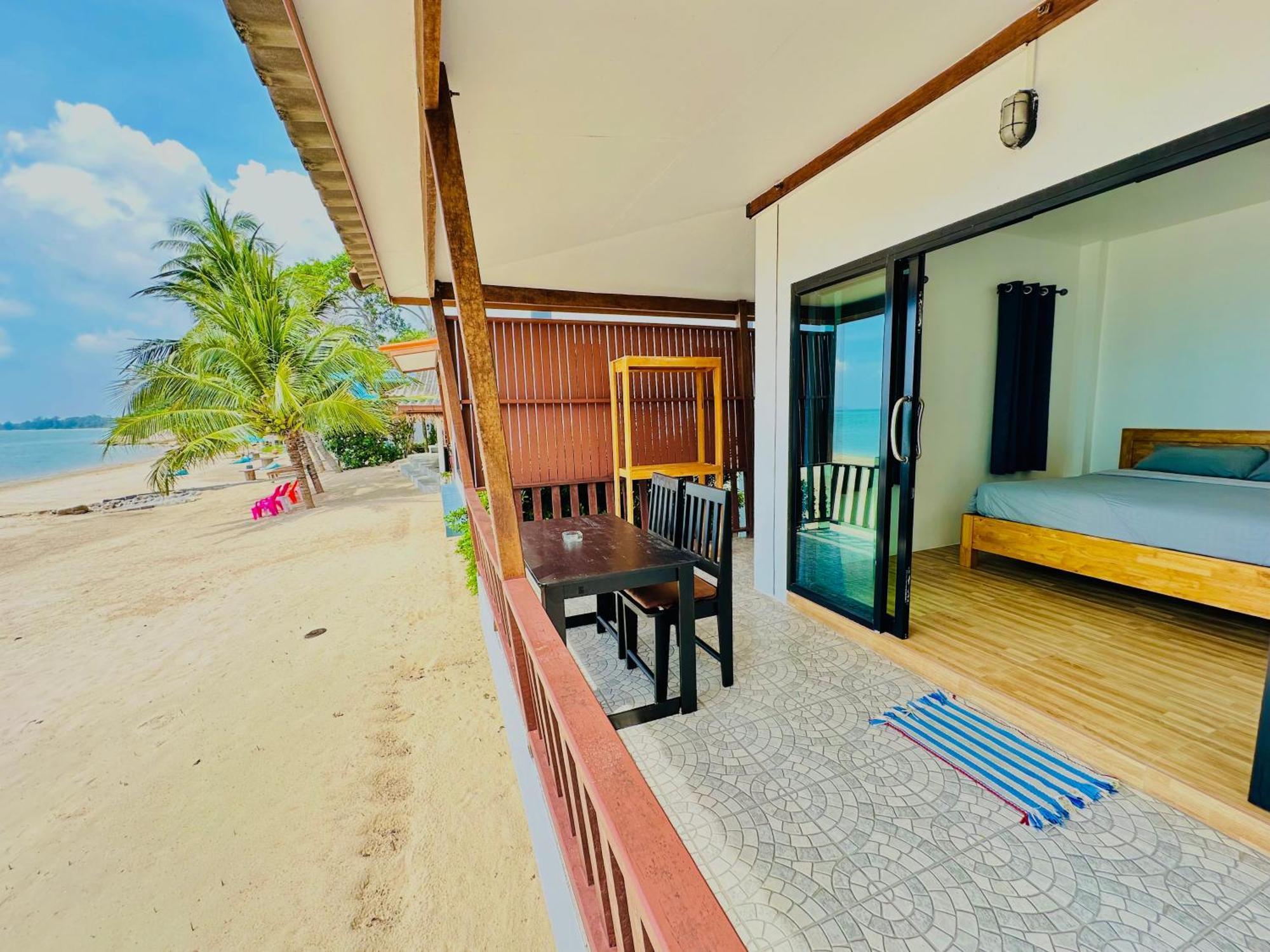 The Scenery Beach Resort Baan Khai Bagian luar foto