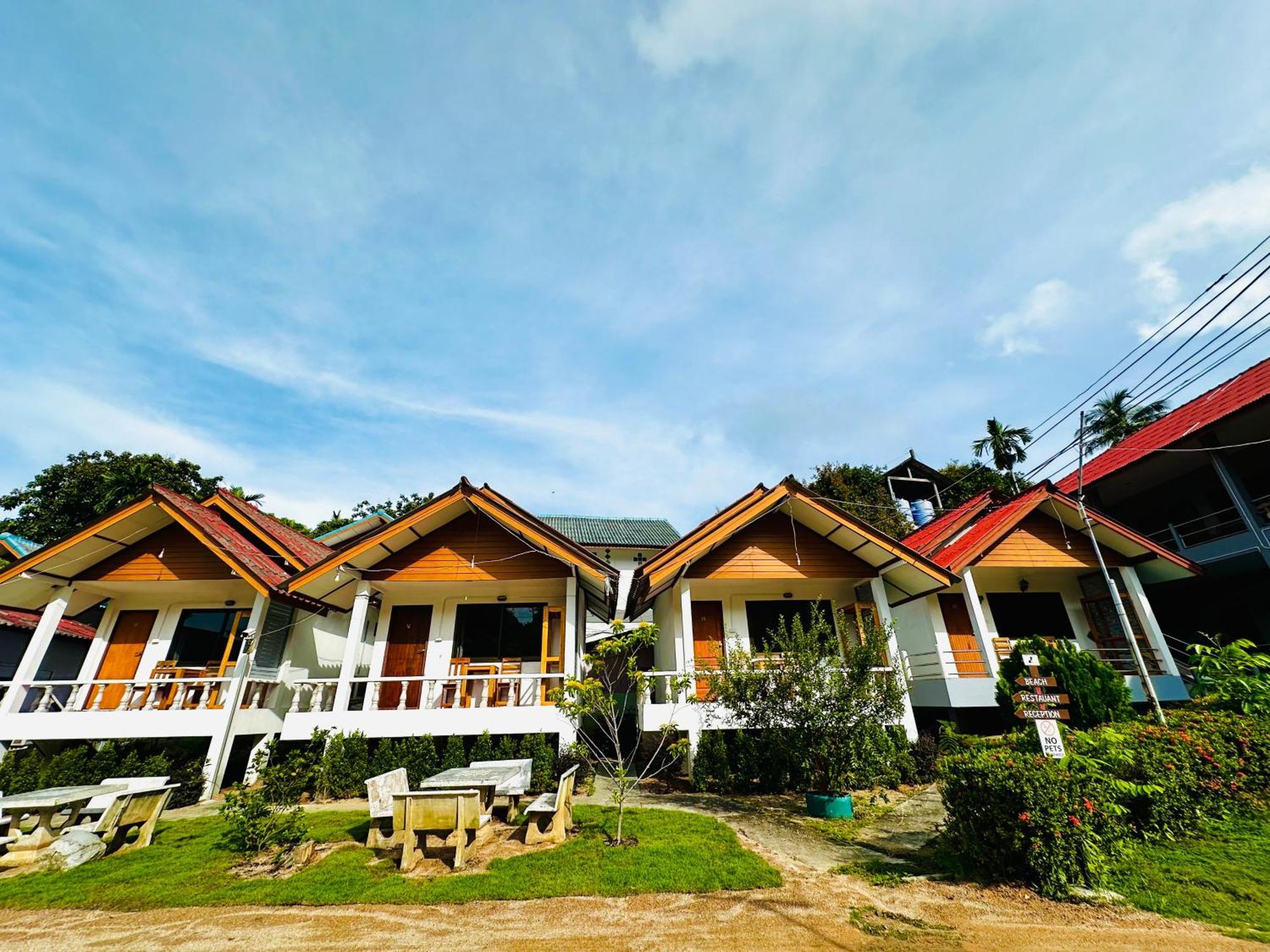 The Scenery Beach Resort Baan Khai Bagian luar foto