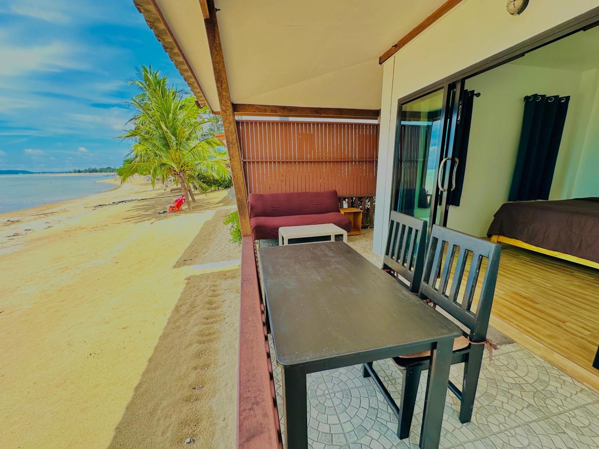 The Scenery Beach Resort Baan Khai Bagian luar foto