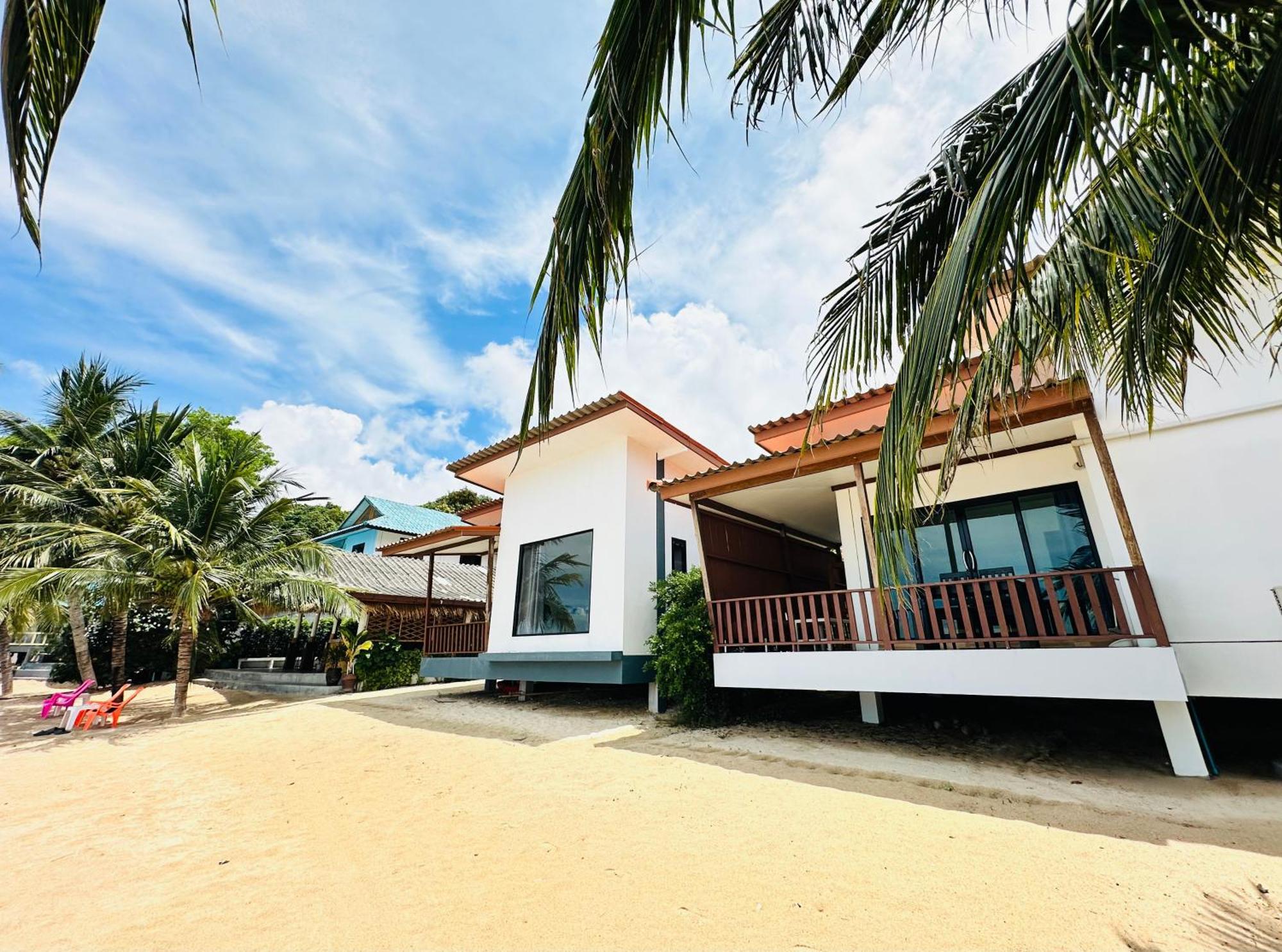 The Scenery Beach Resort Baan Khai Bagian luar foto